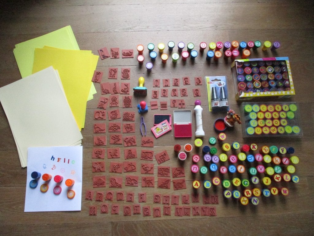 Stempelset , allerlei stempels inkt stempelkussens en papier, Hobby en Vrije tijd, Ophalen of Verzenden, Gebruikt, Overige typen
