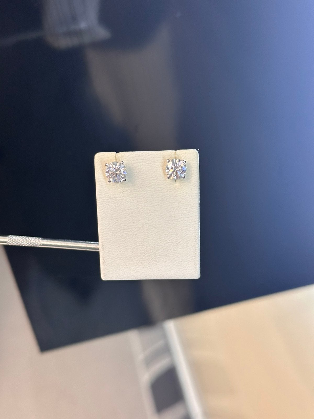 18k witgoud solitair oorbellen diamanten, Bijoux, Sacs & Beauté, Enlèvement, Comme neuf, Or