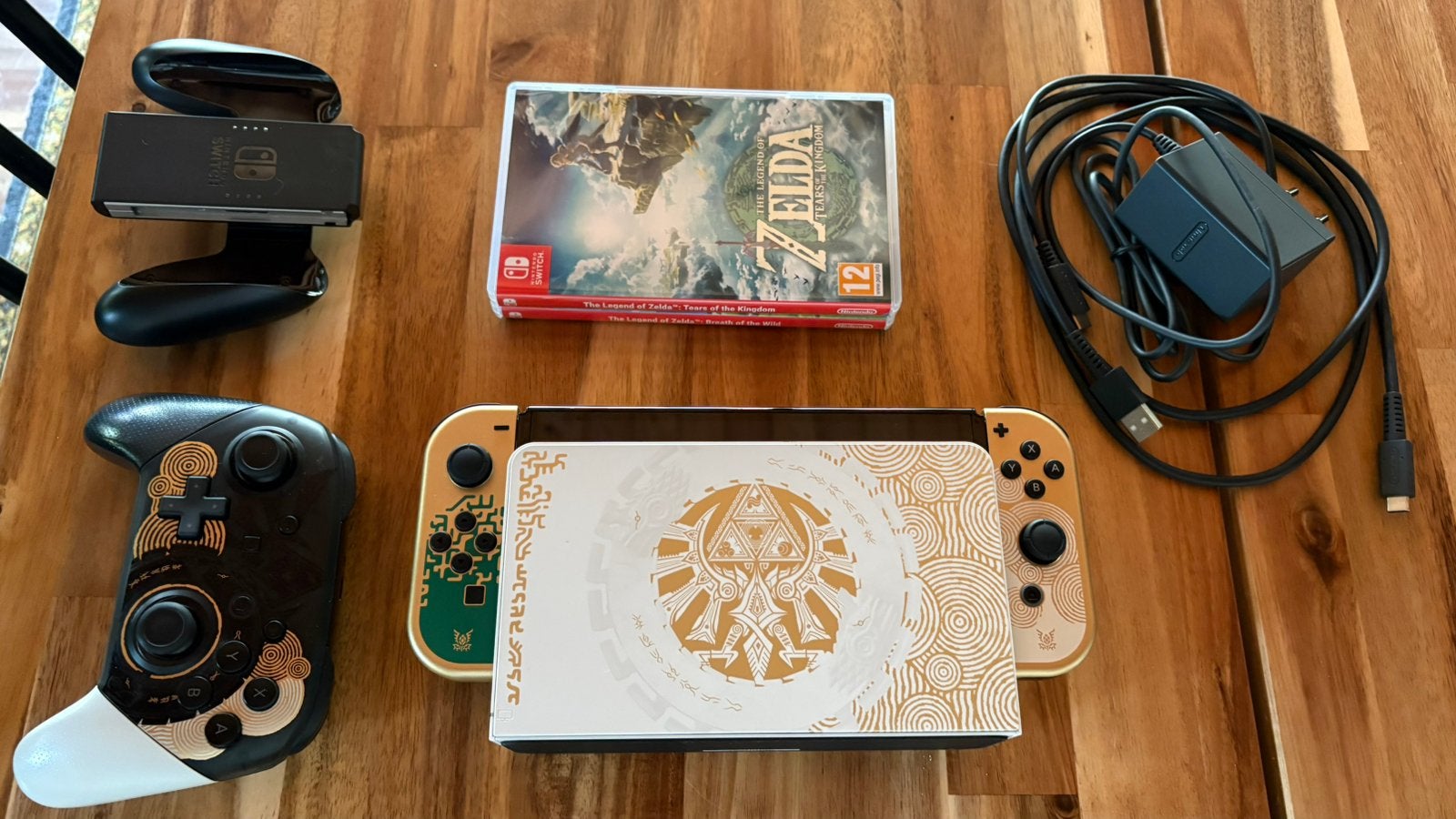 Nintendo Switch OLED Zelda set + controller + beide games., Games en Spelcomputers, Games | Nintendo Switch, Ophalen, Zo goed als nieuw