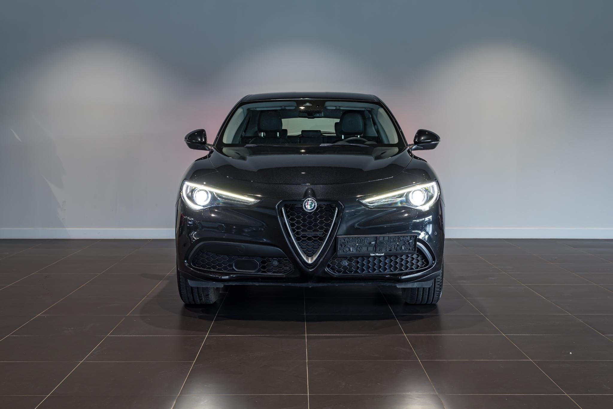 Alfa Romeo Stelvio 2.0 200 Super AWD | Camera | PDC V+A | Ca, Auto's, Alfa Romeo, Stof, Euro 6, 2000 kg, Zwart