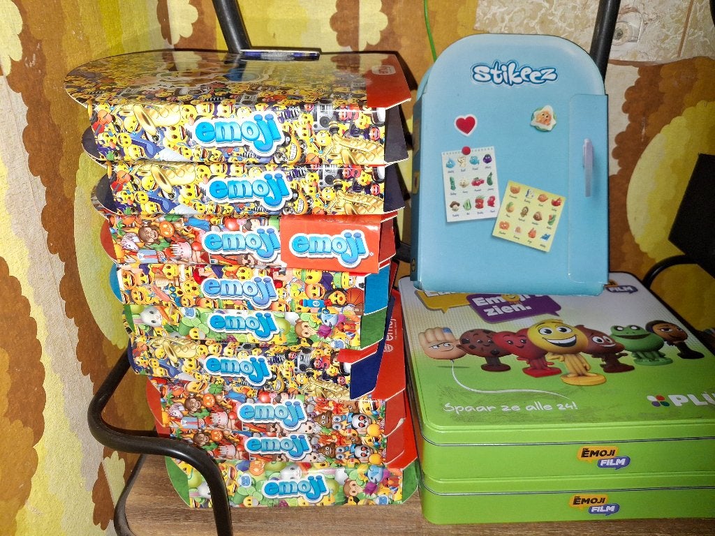 12 dozen emojies van verschillende jaren, Ophalen