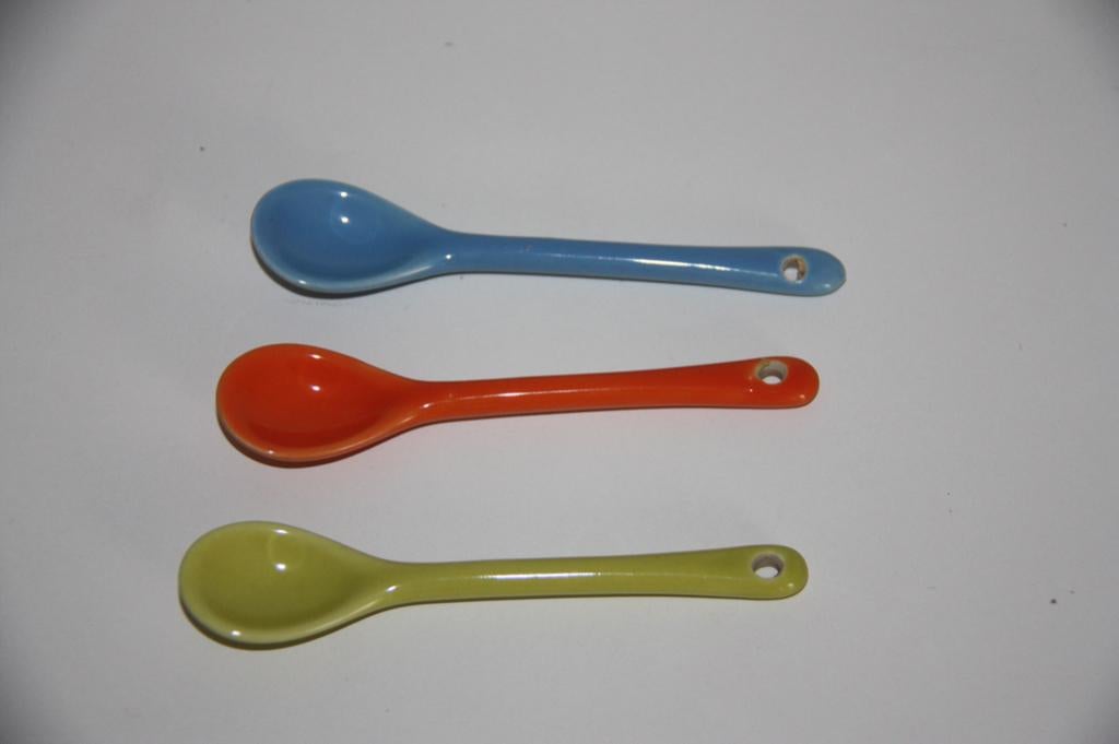 Porseleinen gekleurde lepeltjes * 3 stuks, Ophalen of Verzenden, Gebruikt, Overige materialen, Los bestek