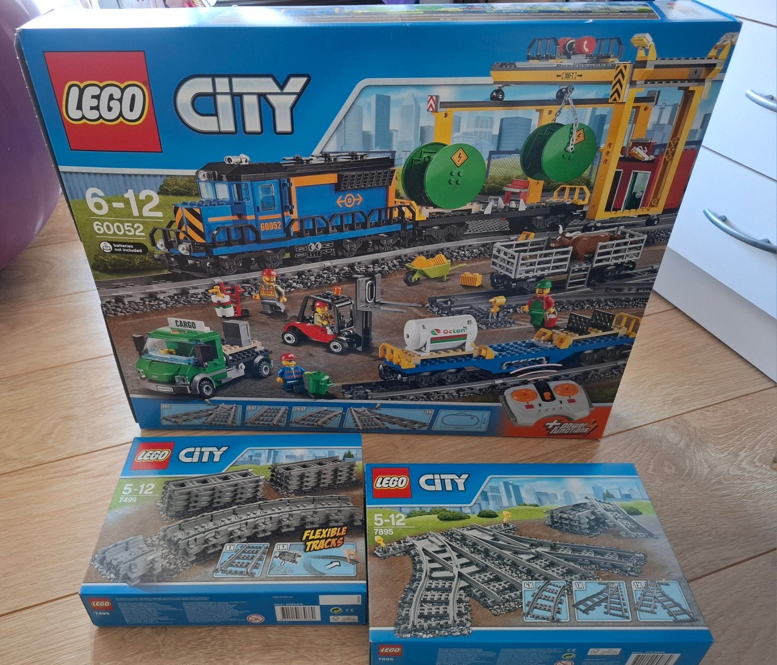 Lego vrachttrein 60052 + extra (wissel)sporen 7499 en  7895, City, Lego, Ophalen of Verzenden, Complete set