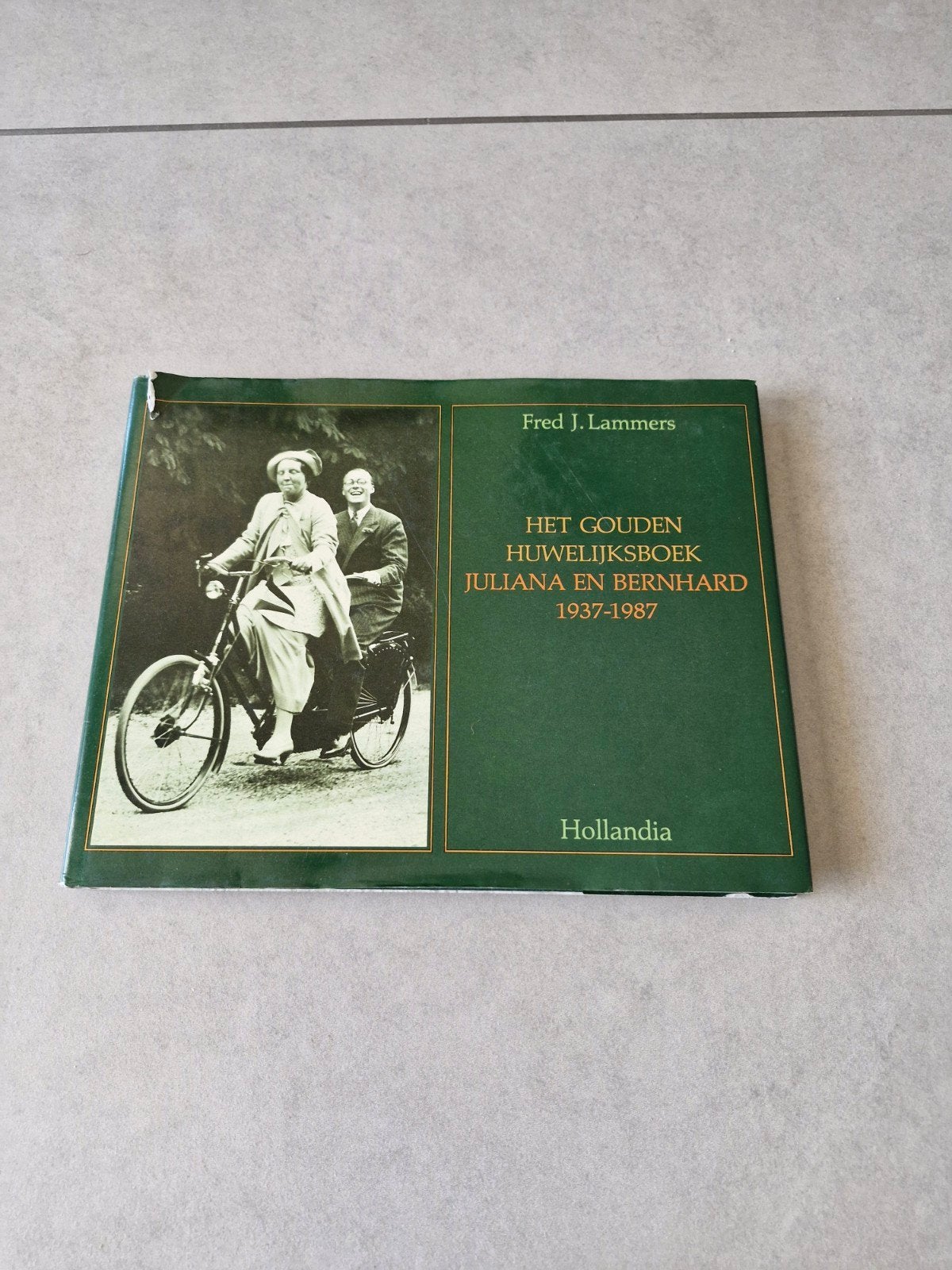 Het gouden huwelijksboek Juliana en Bernhard 1937 - 1987, Collections, Enlèvement ou Envoi, Magazine ou livre
