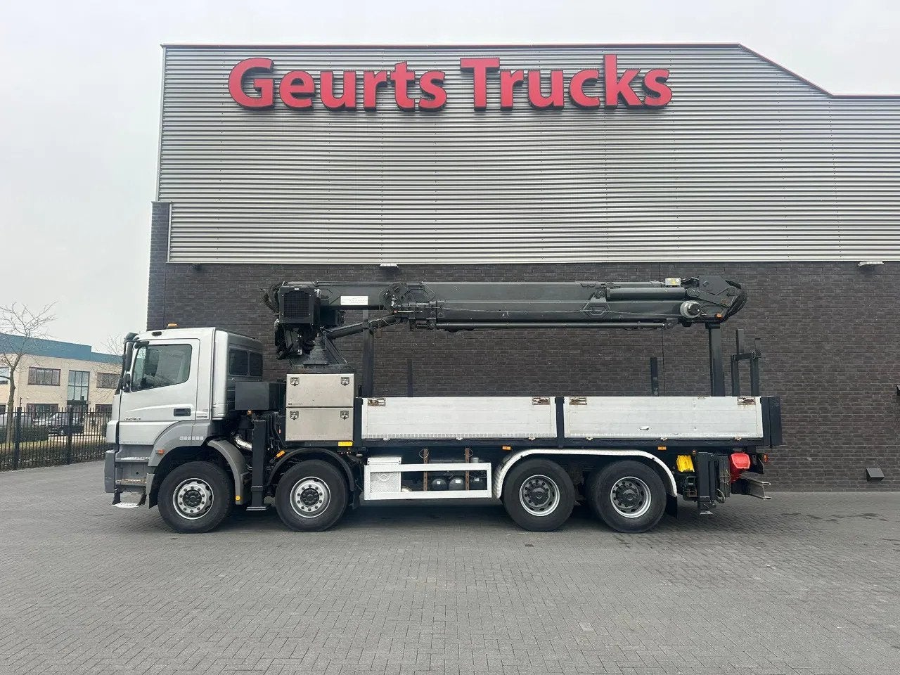 Mercedes-Benz Axor 3243 8X4 BB + MKG HMK 350 + JIB MONTAGEKR, Euro 5, Mercedes-Benz, Diesel, Zilver of Grijs