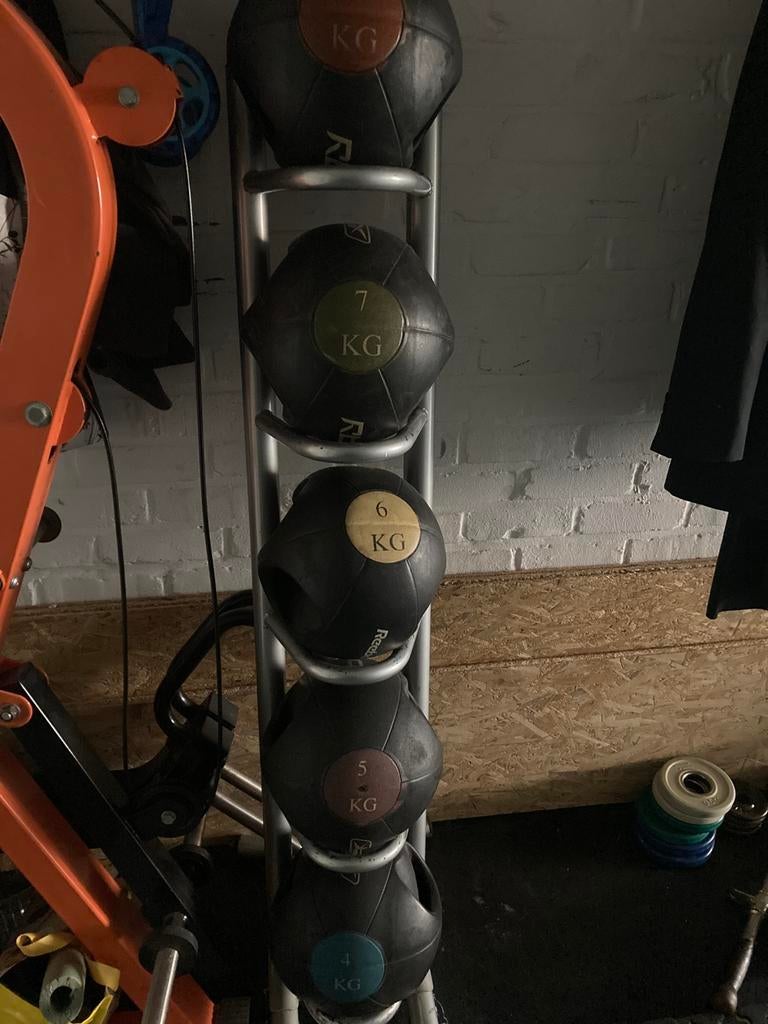 Medicijnballen rbk + rek rbk, Sport en Fitness, Ophalen, Zo goed als nieuw