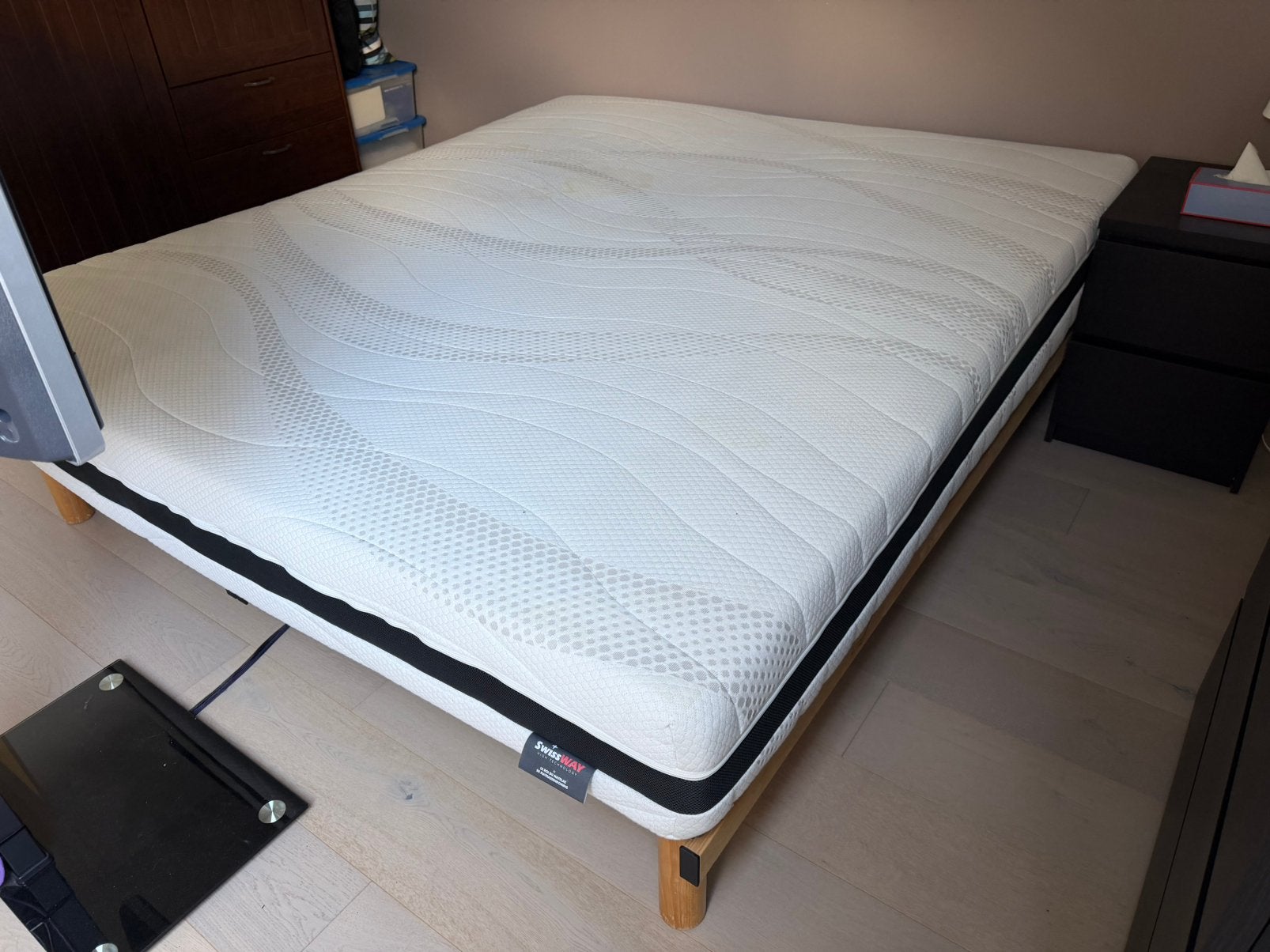 Sommier en bois avec pieds + matelas 1,80m x 2,00m à donner, Beige, Enlèvement, Utilisé, 180 cm