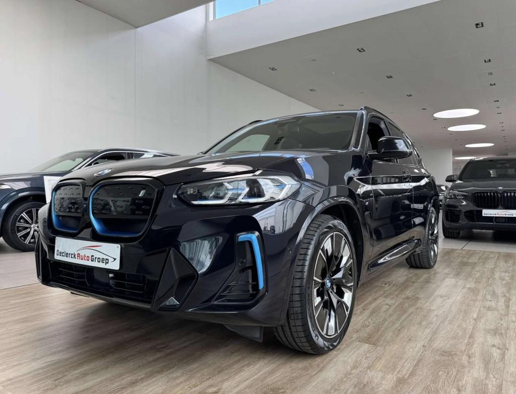 BMW iX3 IMPRESSIVE*H&K*TREKHAAK*M-PACK*HEAD-UP*PANO DAK*1STE, Auto's, BMW, Automaat, Gebruikt, 2255 kg, Zwart