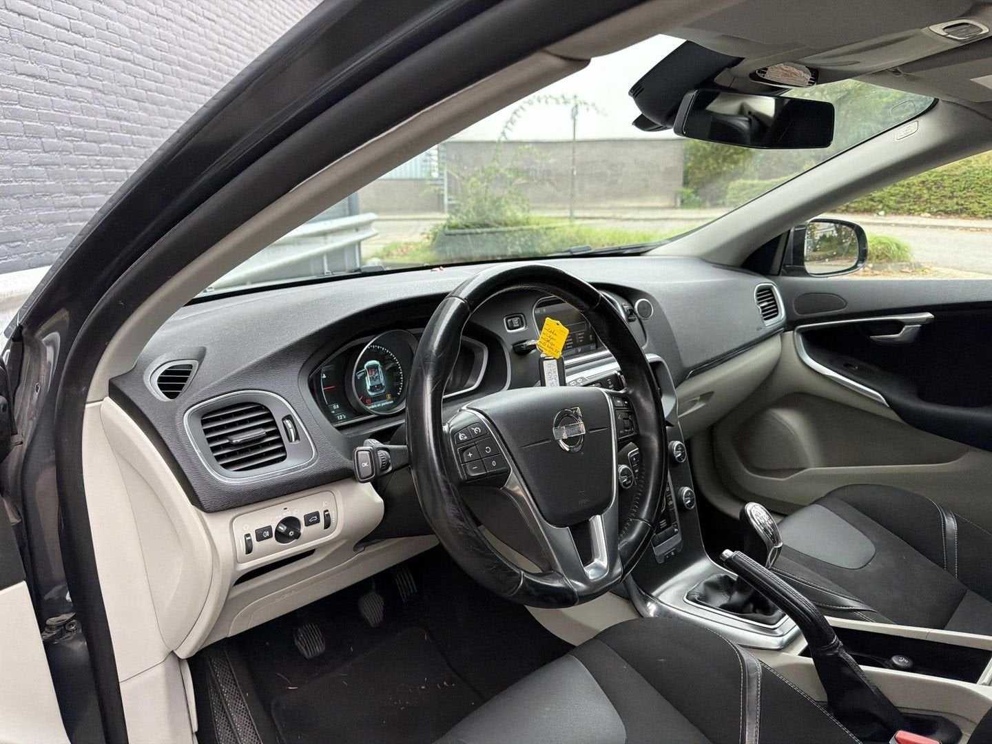 Volvo V40 1.6 D2 Momentum | Climate | Cruise | PDC |, Autos, Ordinateur de bord, Argent ou Gris, Entreprise, Boîte manuelle