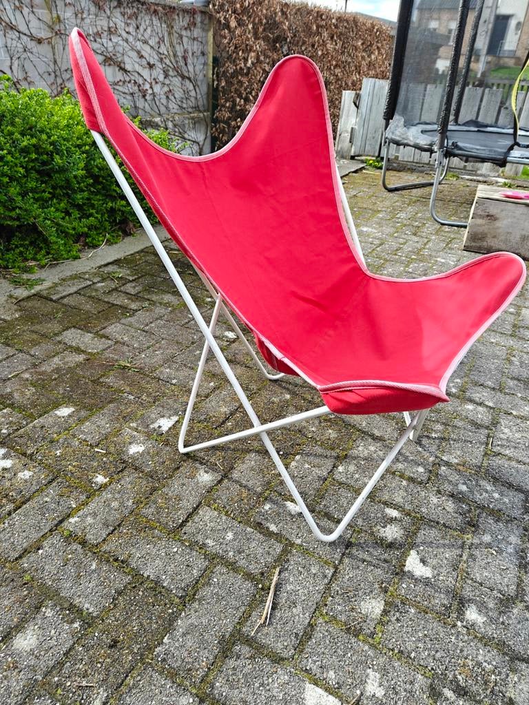 Chaise papillon blanche avec tissu rouge, Enlèvement