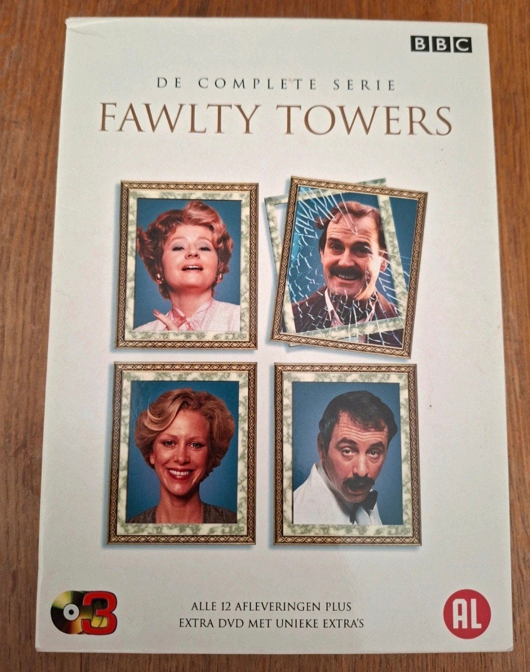 DVD  - BOX  - FAWLTY TOWERS  - DE COMPLETE SERIE, CD & DVD, DVD | Cabaret & Sketchs, Enlèvement ou Envoi, Anglais, Tous les âges