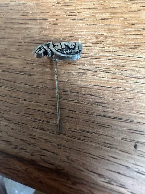 speld van Haren schoeen, Gebruikt, Info@vanharensche.nc, Ophalen of Verzenden, Speldje of Pin