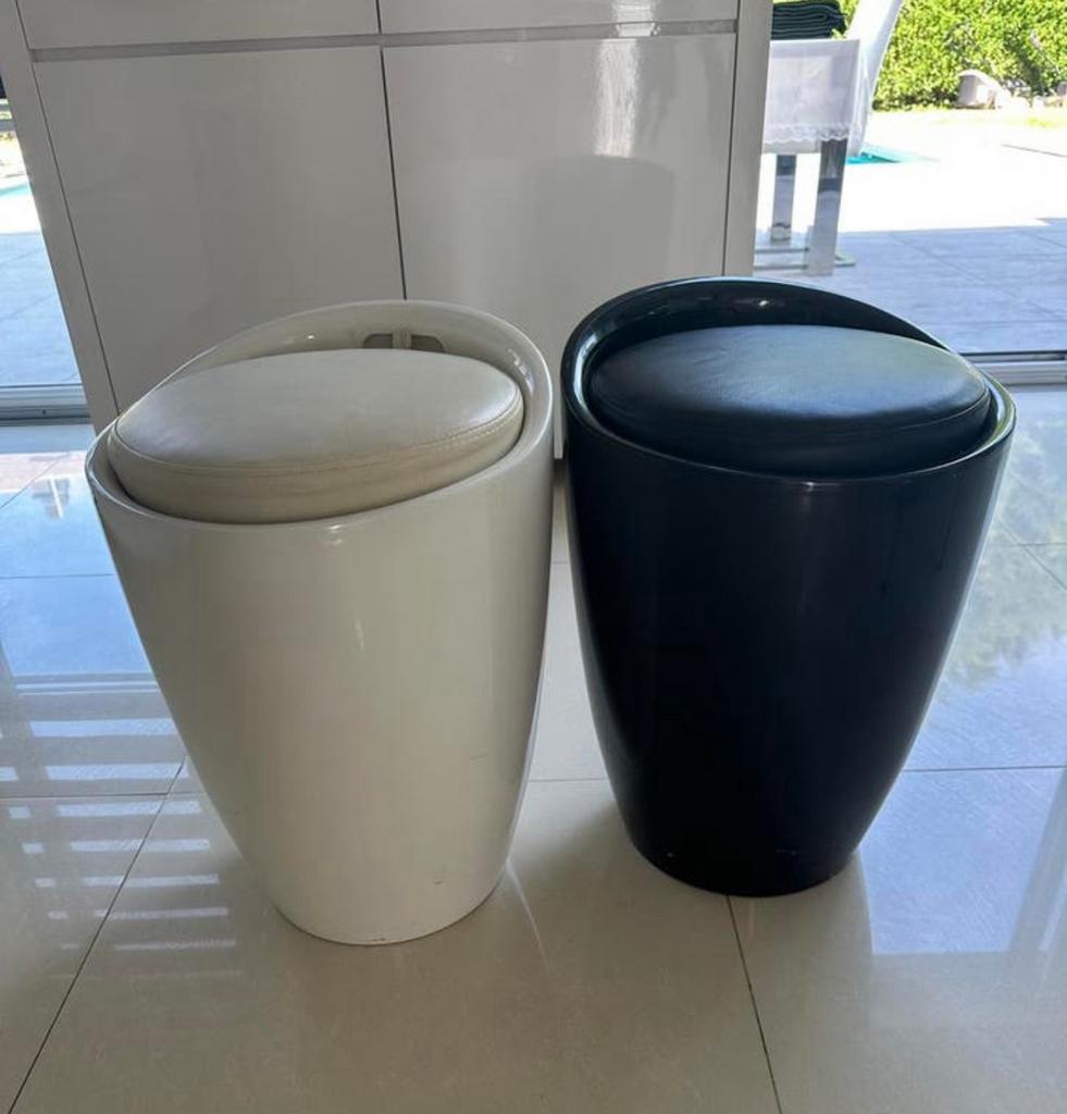 Lot de 2 tabourets design avec rangement – noir & blanc, Enlèvement, Comme neuf