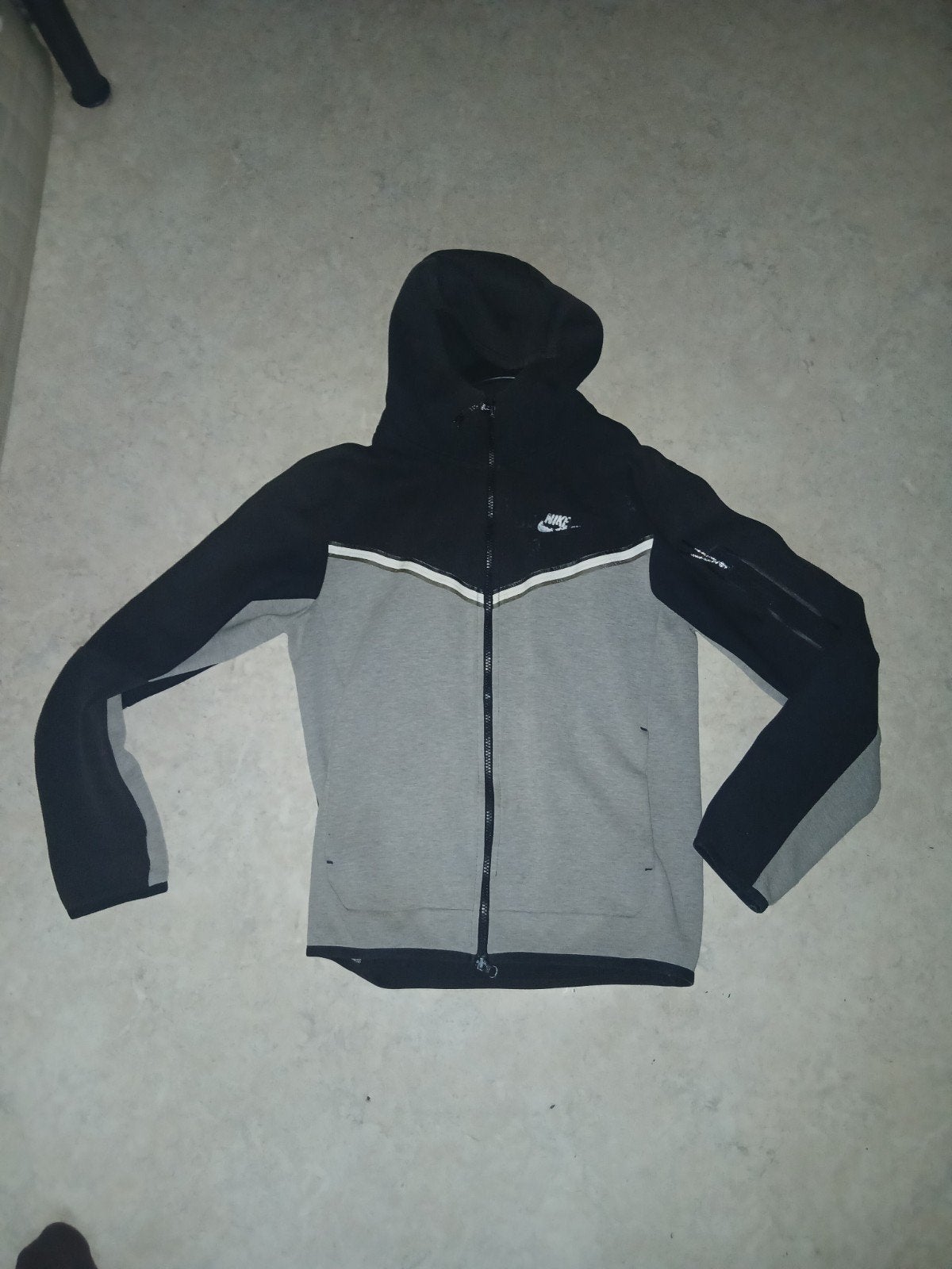 2 Nike Tech Fleece vesten – maat M en L
Beschrijving:
Ik v, Kleding | Heren, Maat 48/50 (M), Nike, Ophalen of Verzenden, Grijs