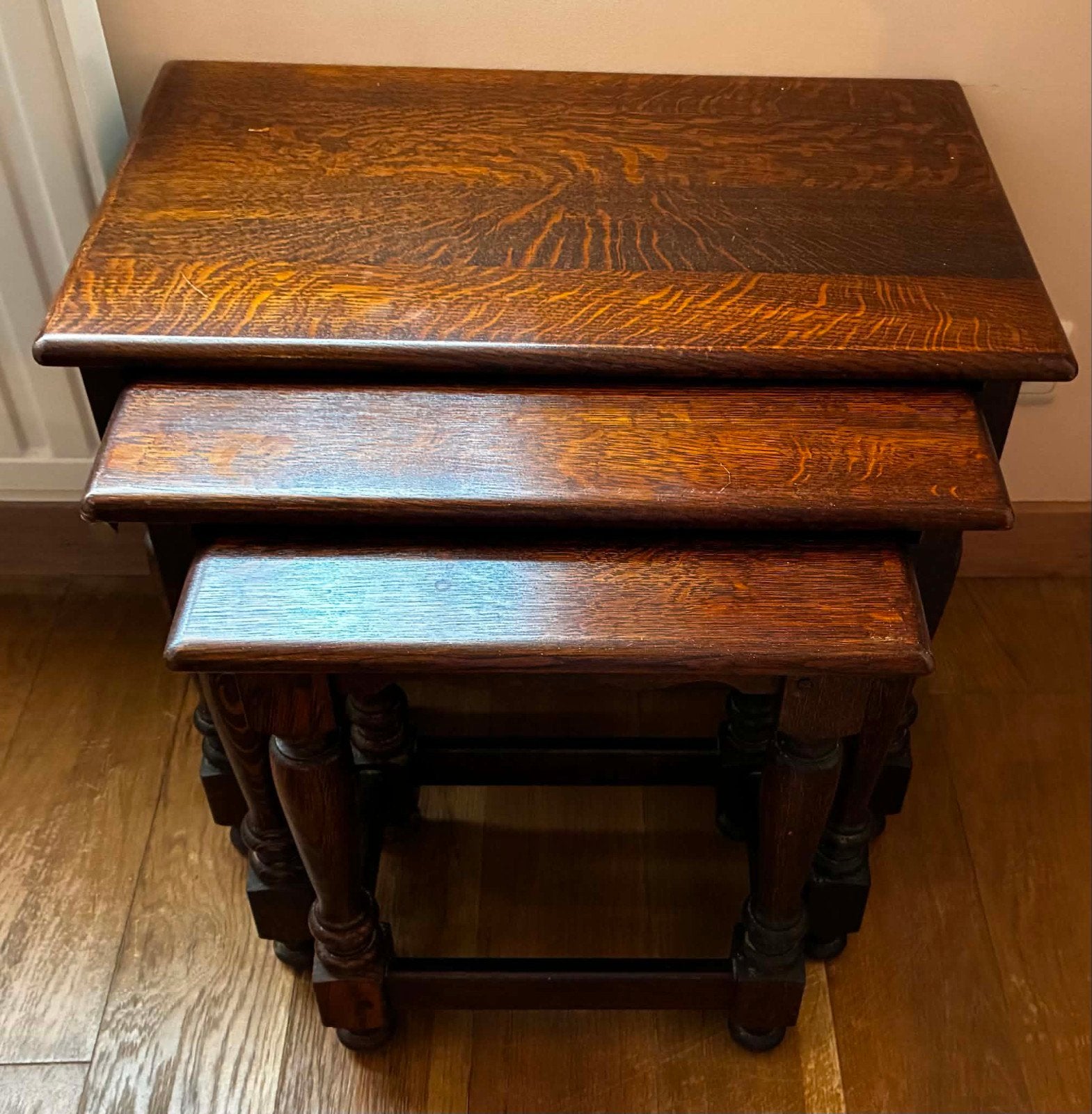 3 Tables gigogne, Enlèvement