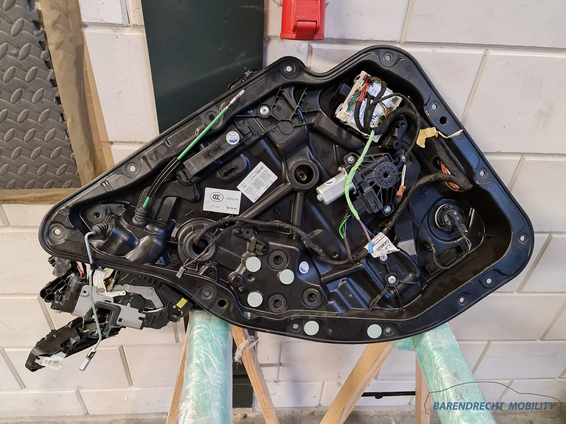 Mercedes W213 E Klasse sedan raam mechanisme motor ruit slot, Gebruikt, Mercedes-Benz AG, Mercedes-Benz, Mercedesstrasse 120
70372  Stuttgart, DE