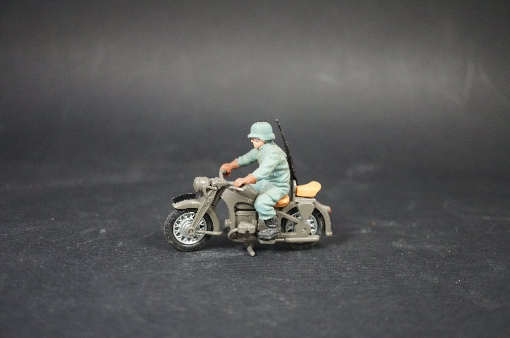 Soldat motard britannique allemand - 1/32 - TOP vintage, Antiquités & Art, Antiquités | Jouets, Enlèvement ou Envoi
