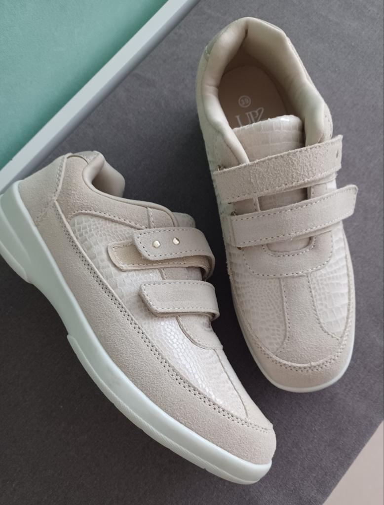 Nieuwe schoenen met velcro sluiting mt 39, Kleding | Dames, Schoenen, Ophalen