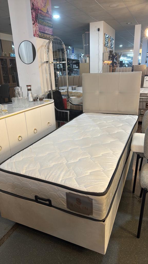 Een mooie bed, Huis en Inrichting, Slaapkamer | Boxsprings, Ophalen, Eenpersoons, Grijs, Nieuw