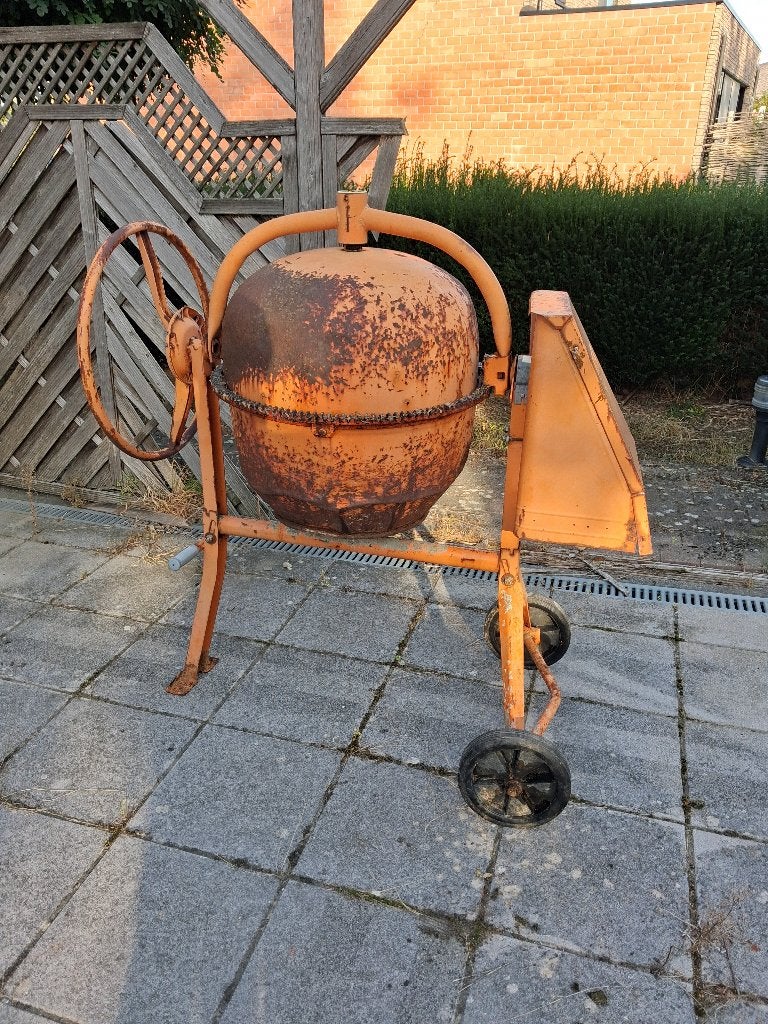 Betonmolen., Enlèvement
