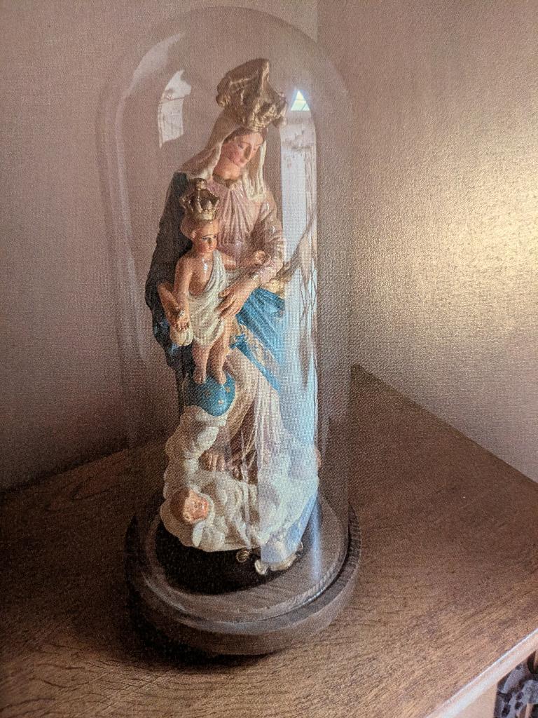 Madonna op voet onder stolp, Ophalen