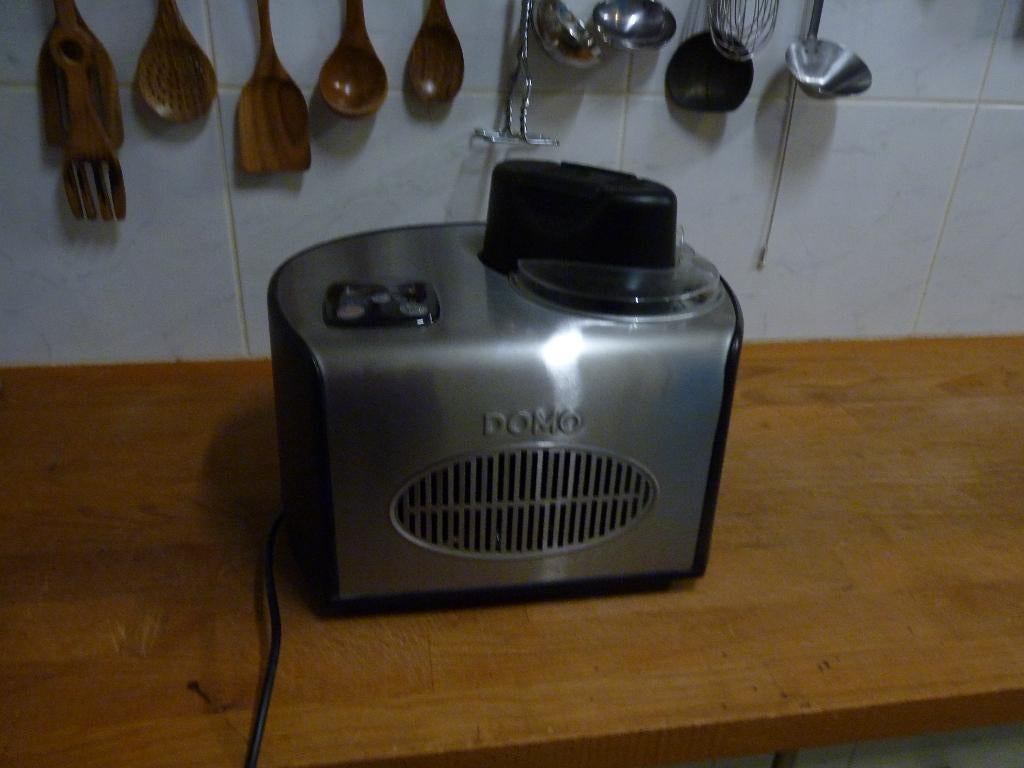 Domo roomijs machine, Elektronische apparatuur, Ophalen, Zo goed als nieuw, Zelfvriezend