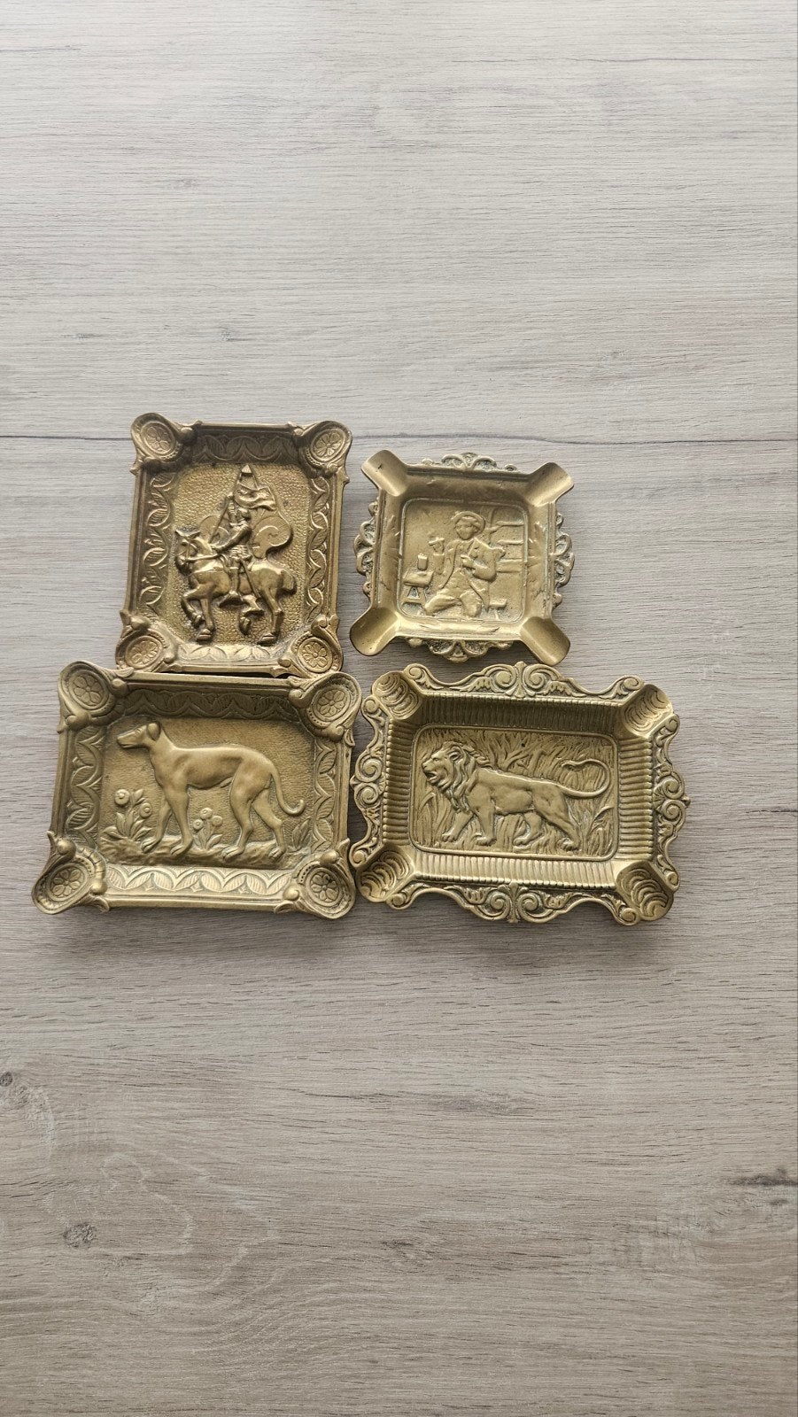 Set van 4 vintage gegraveerde koperen dienbladen/asbakken, Antiek en Kunst, Ophalen of Verzenden
