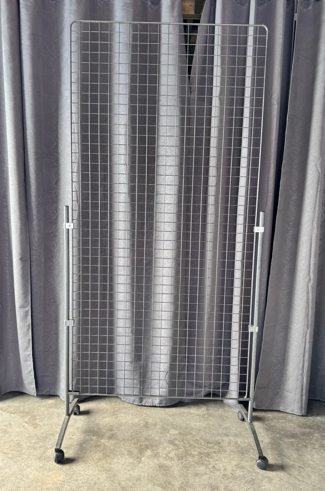 Étagère à grillages/présentoir mobile en métal sur roulettes, Enlèvement, Avec roues, Comme neuf