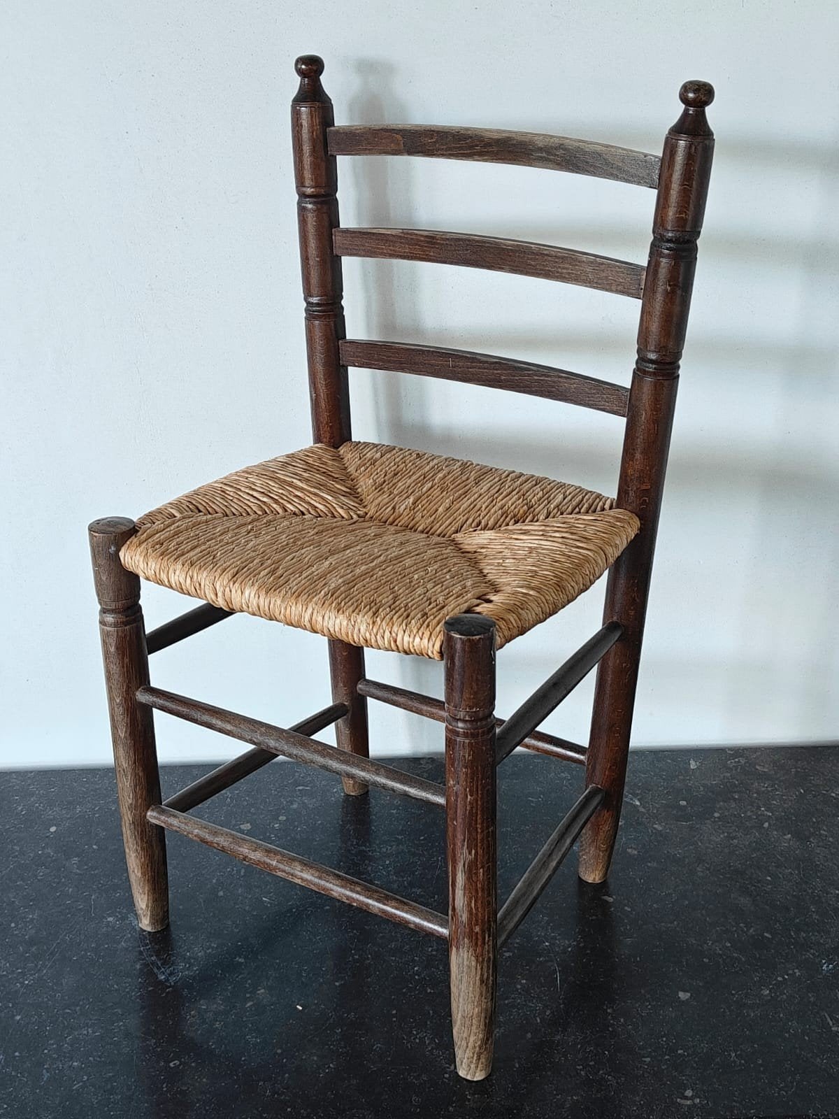 Kinderstoel - hout/bruin - kinderkamer/speelhoek, Ophalen, Bruin, Zo goed als nieuw, Handgemaakt