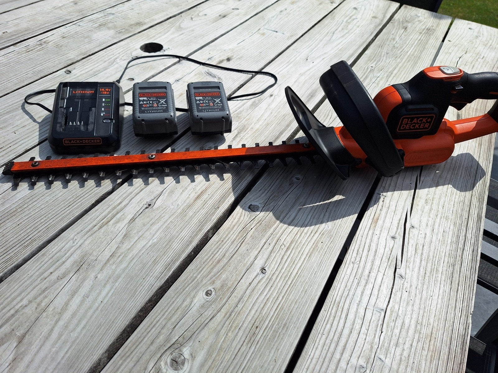 Heggenschaar Black en Decker, met 2 accu's en lader, Jardin & Terrasse, Taille-haies, Enlèvement, Batterie