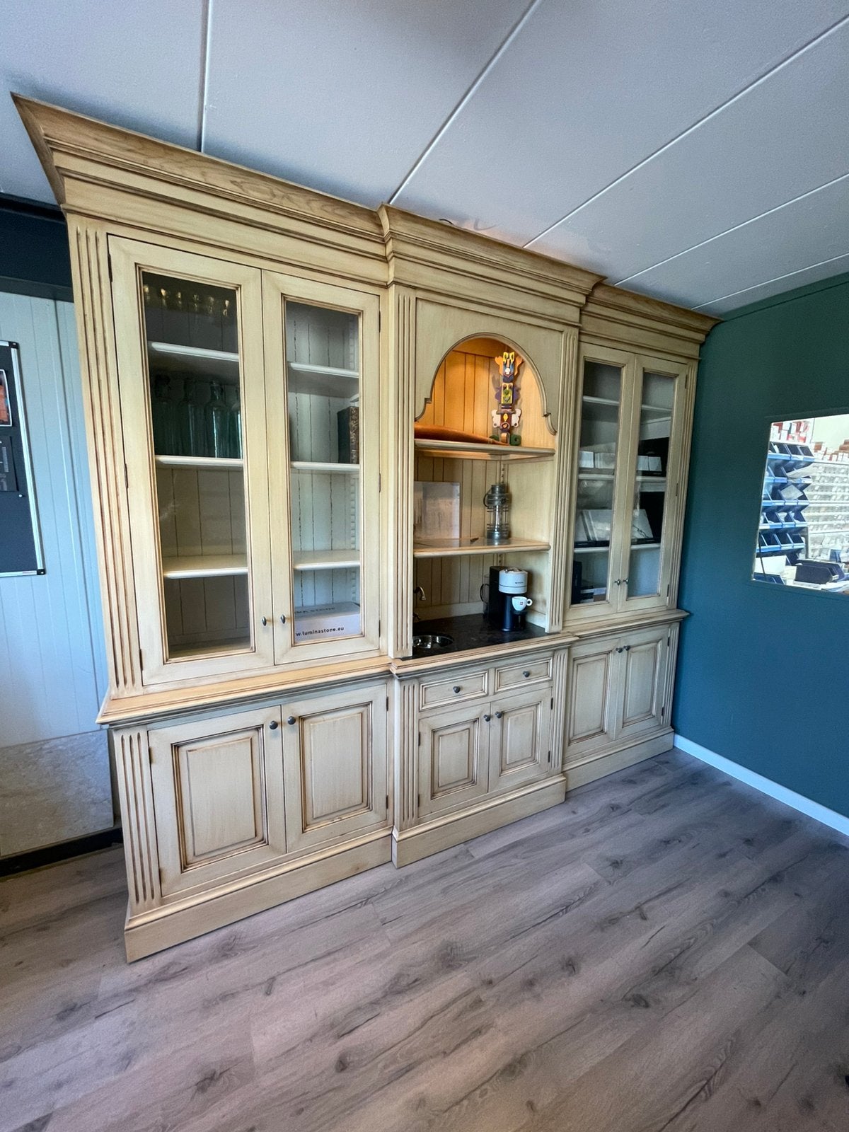 Klassieke gepatineerde maatkast met vitrines en bar, Huis en Inrichting, Kasten | Buffetkasten, Zo goed als nieuw, Ophalen
