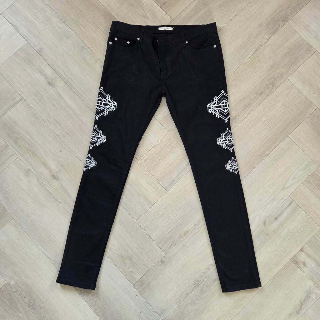Stijlvolle zwarte broek met witte print van Nikkie maat 31, Maat 38/40 (M), Verzenden, Zwart, Zo goed als nieuw