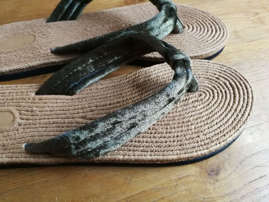 Slippers in kakigroene fluweel, maat 39., Slippers, Ophalen of Verzenden, Zo goed als nieuw, Groen