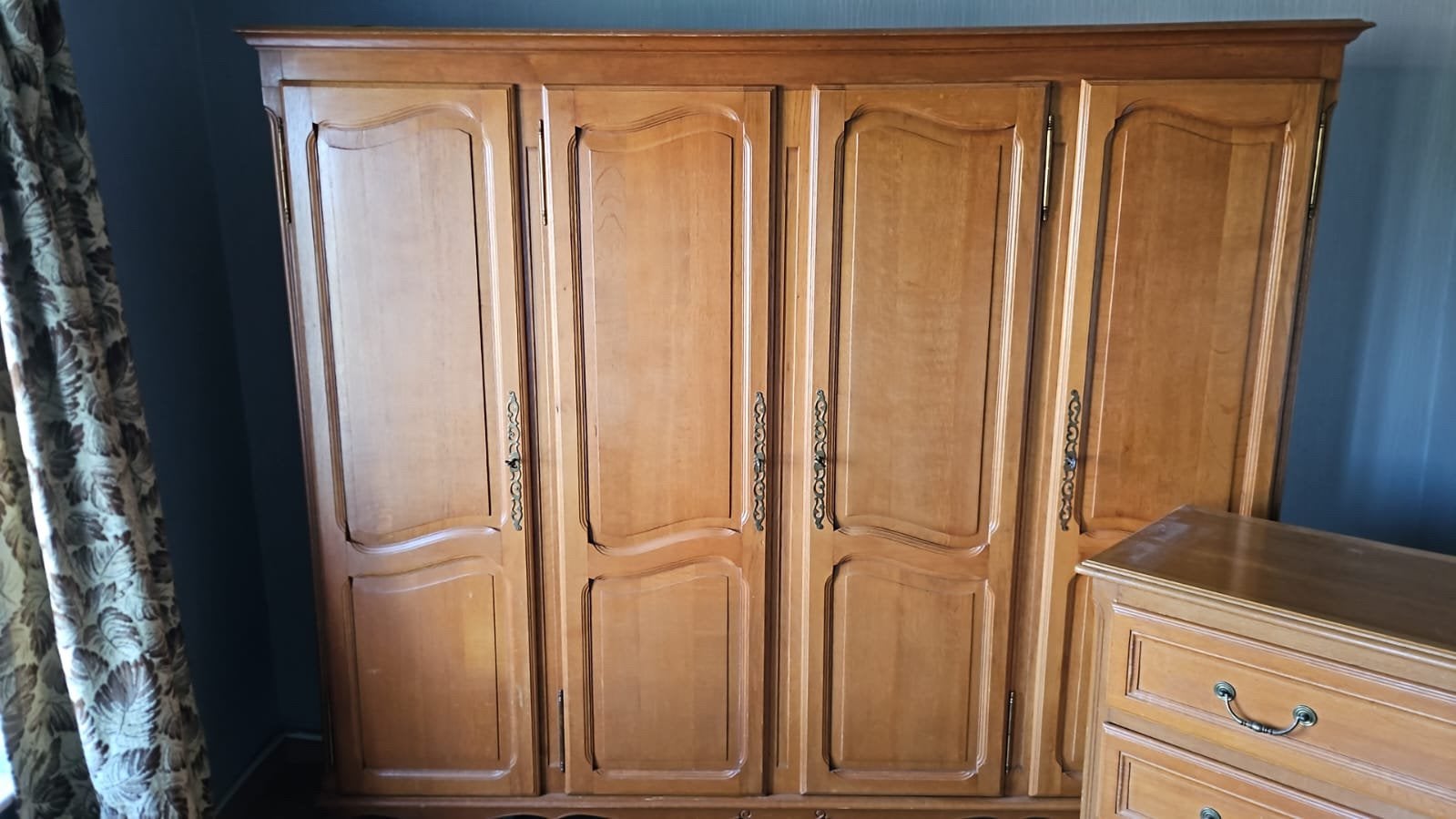 4-deurs kledingkast + houten dressoir, Ophalen, Zo goed als nieuw
