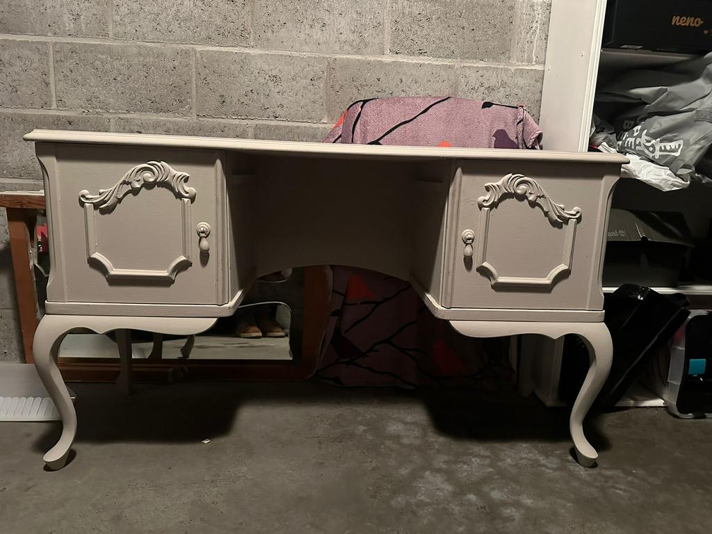 Te koop aangeboden: een houten kaptafel, Huis en Inrichting, Slaapkamer | Nachtkastjes, Ophalen, Gebruikt