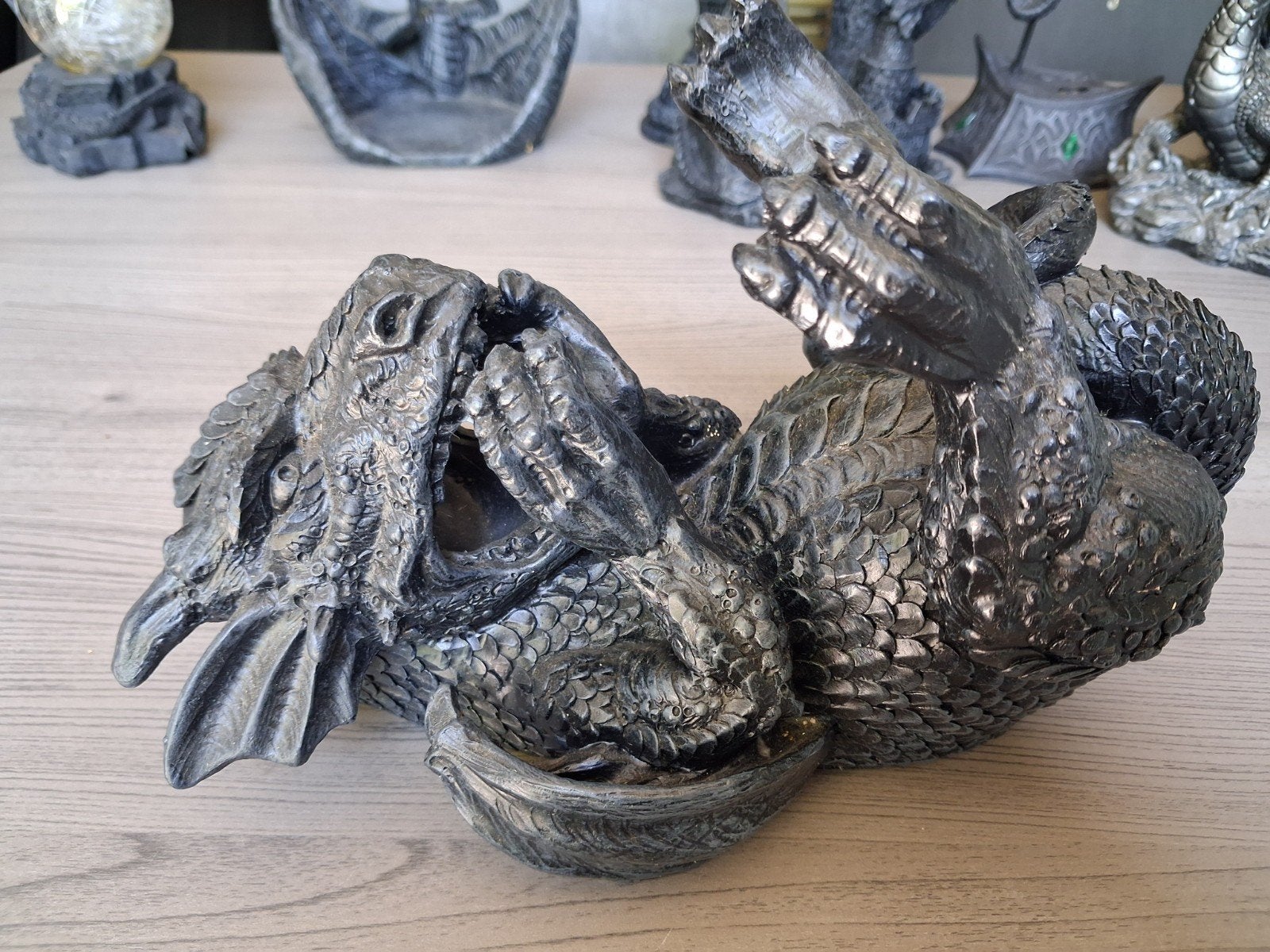 Wijnfleshouder draak, Ophalen