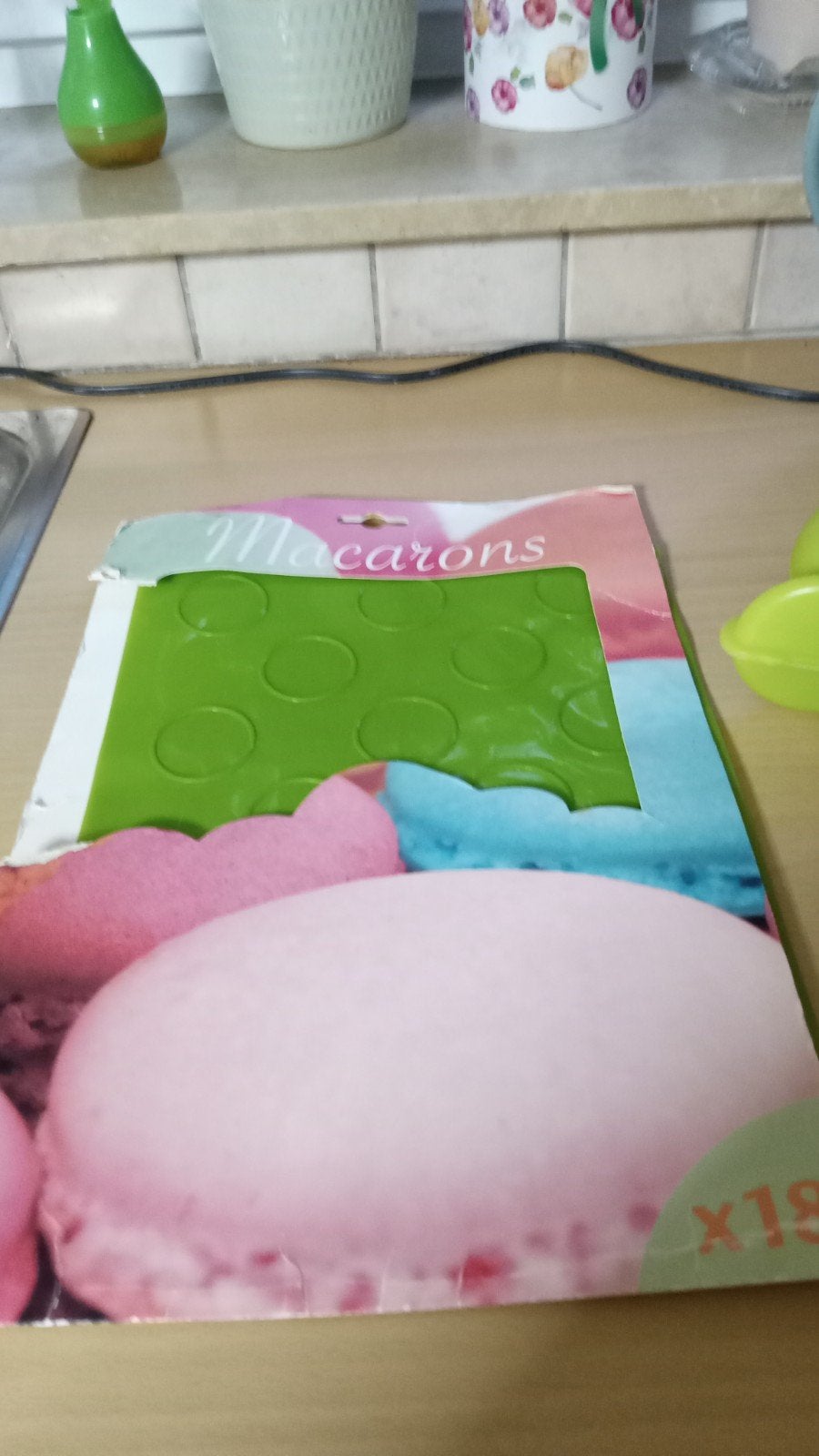 av moule à 18 macarons peu servi dans sa boîte d'origine, Neuf, Enlèvement ou Envoi, Autres marques, Caoutchouc/élastomères