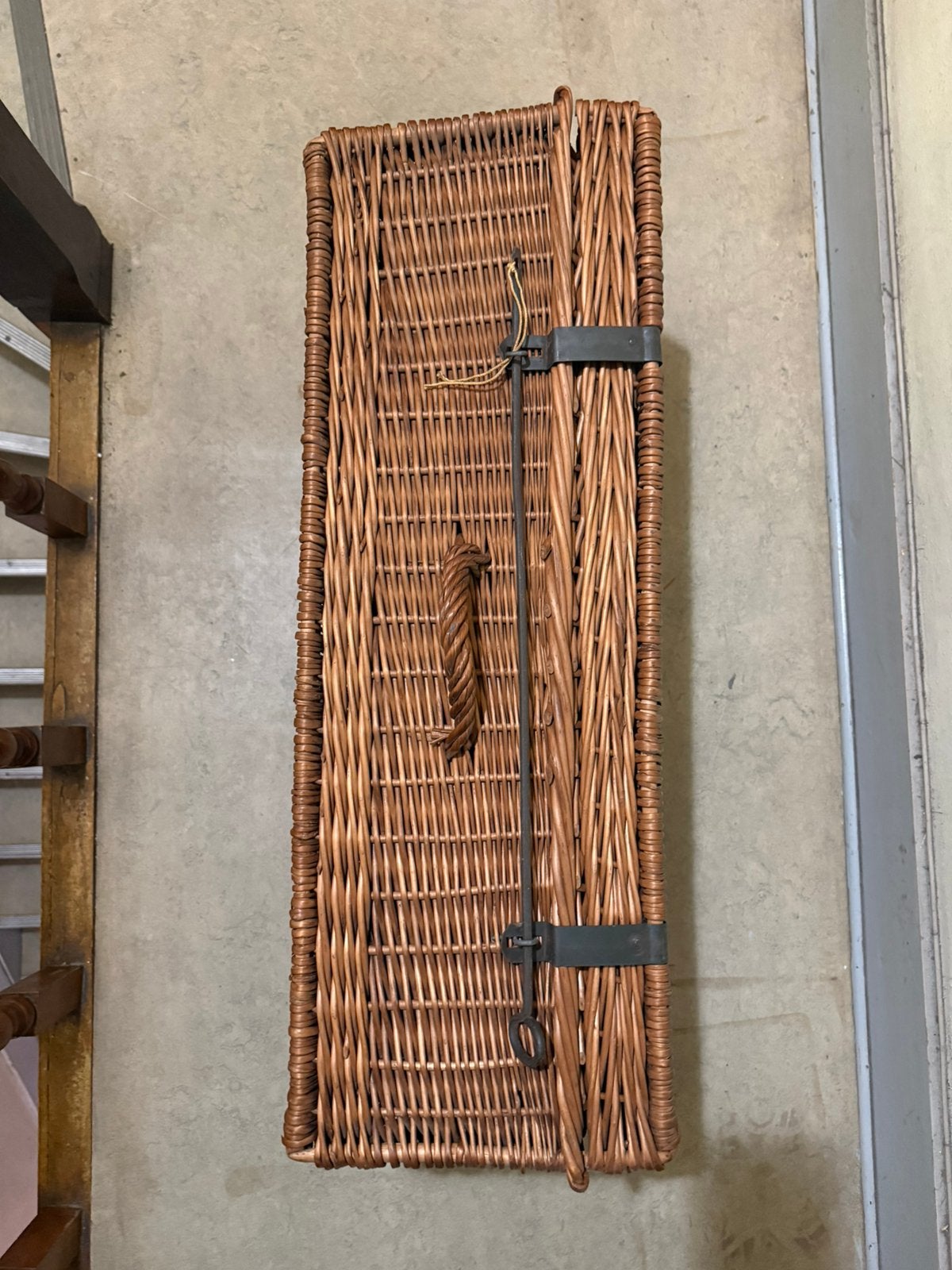 Grand panier tressé en osier vintage avec fermoir en métal, Enlèvement, Comme neuf