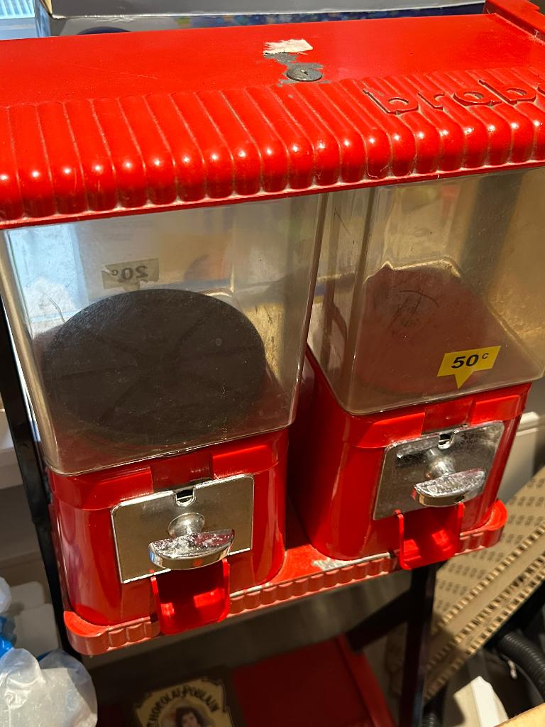 Distributeur à bonbons d'époque, Enlèvement