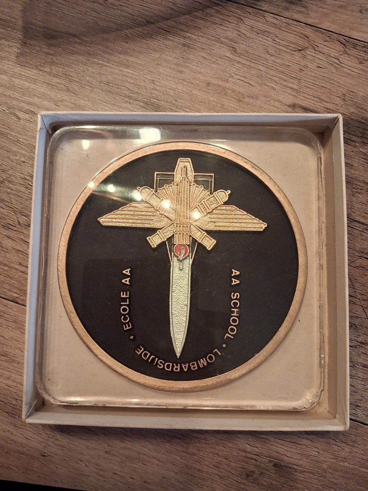 plaque murale de l'école d'artillerie de Lombardsijde, Envoi