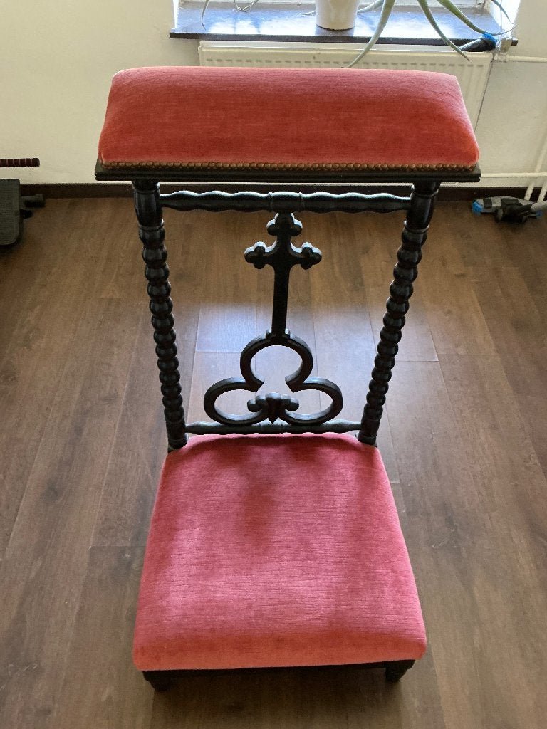 Biechtstoel hout rood fluweel zgan ik heb er 2 te koop, Ophalen
