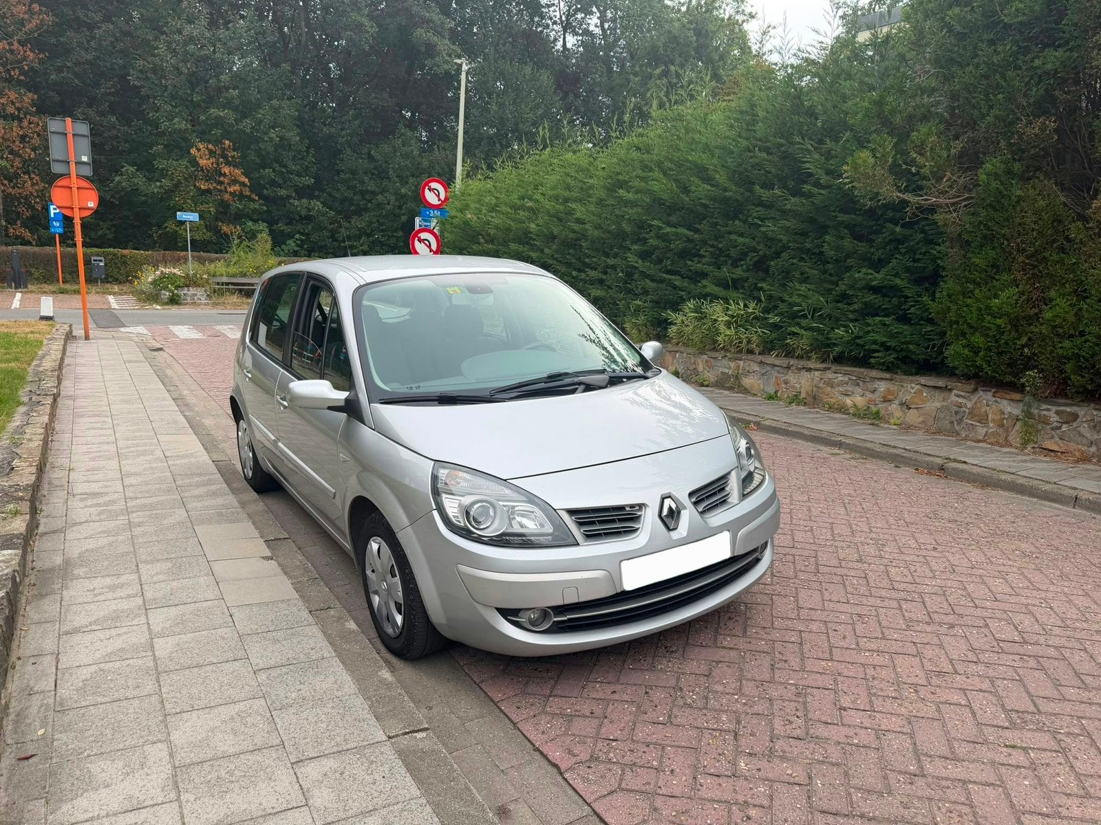 Renault Scenic 1.6i essence AUTOMATIQUE ClimatisatiCarpass, Autos, Achat, 1586 cm³, Entreprise, Entretenue par le concessionnaire