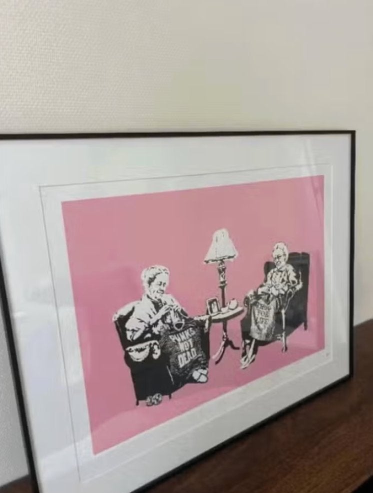 Banksy – Grannies – Pest Control Certificaat, Antiek en Kunst, Kunst | Litho's en Zeefdrukken, Ingelijst, Ophalen, Zeefdruk