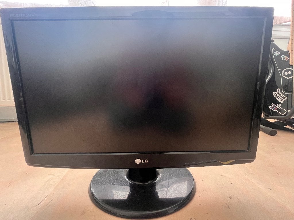 LG Flatron W2243S Desktop Monitor 60hz + VGA - HDMI adapter, Computers en Software, VGA, LG, 60 Hz of minder, Ophalen