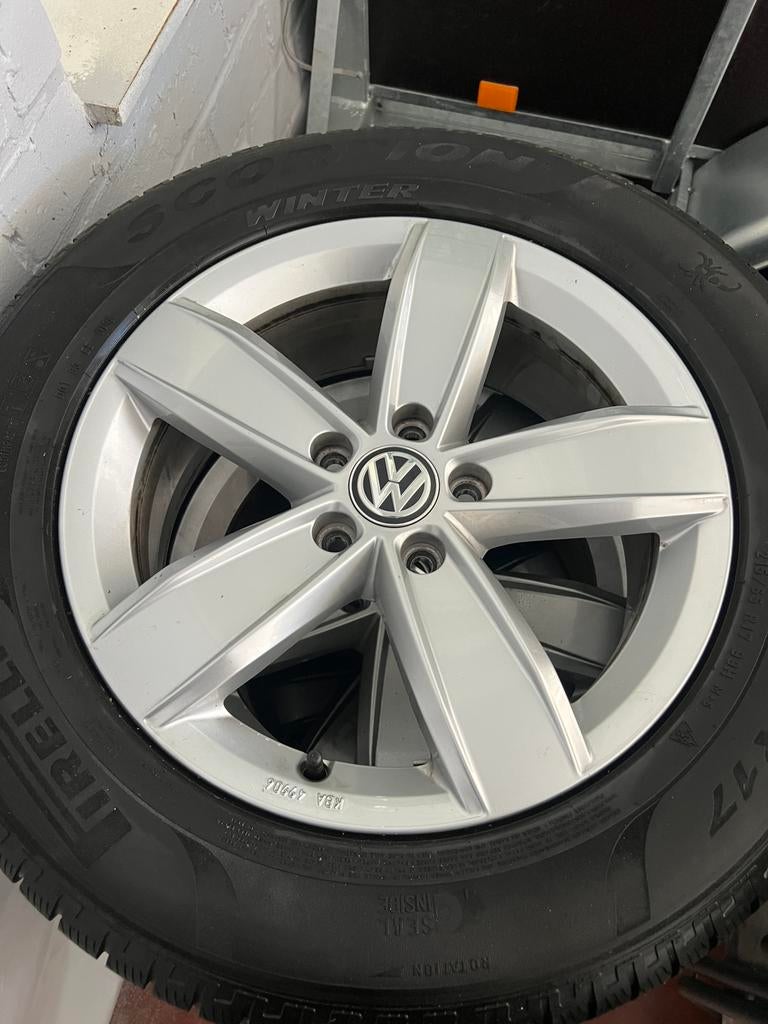 Vw Tiguan velgen met Pirelli winterbanden in nieuwstaat., Autos : Pièces & Accessoires, Pneus & Jantes, Pneu(s), Pneus hiver, 17 pouces