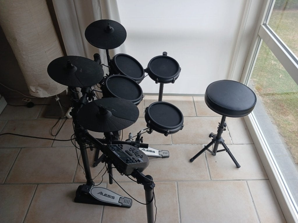 Alesis Nitro Mesh e-drumkit + kruk + hoofdtelefoon, Muziek en Instrumenten, Drumstellen en Slagwerk, Ophalen, Zo goed als nieuw