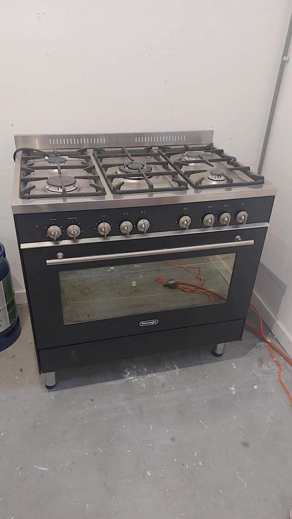 Cuisinière DeLonghi 5 feux 90 cm NEUVE jamais utilisée, Ophalen, Gas, 85 tot 90 cm, 5 kookzones of meer