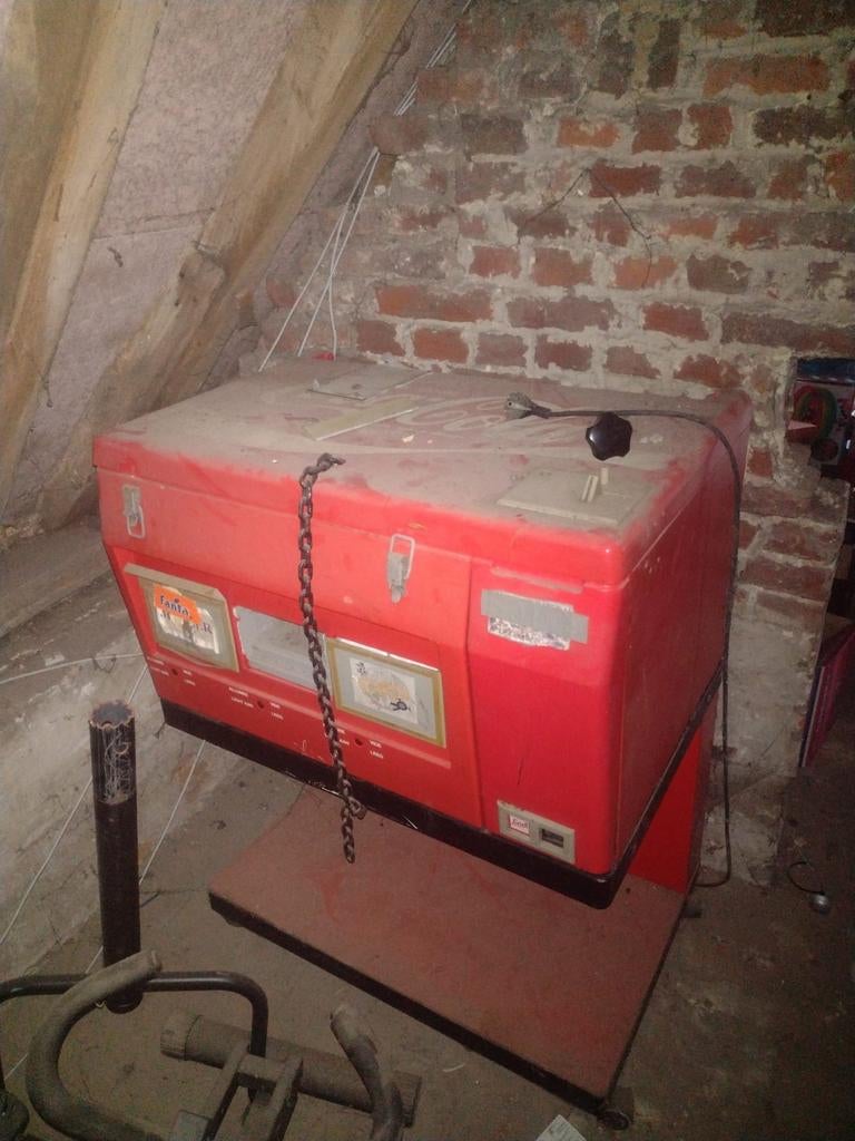 Distributeur canette, coca cola, Enlèvement