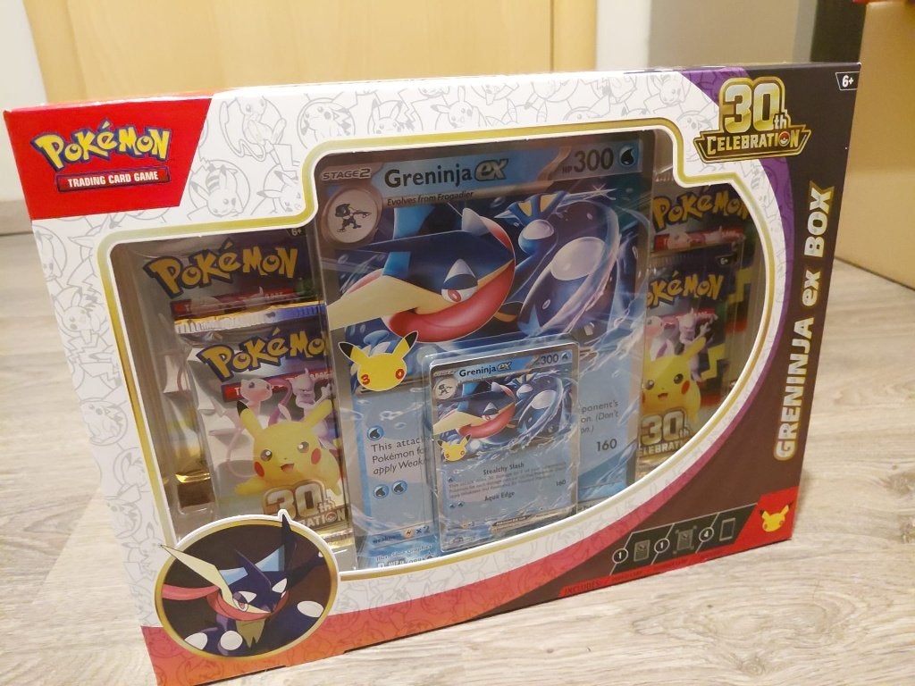 Pokémon 30th Celebration Greninja ex Box – NEW SEALED, Enlèvement, Neuf, Booster