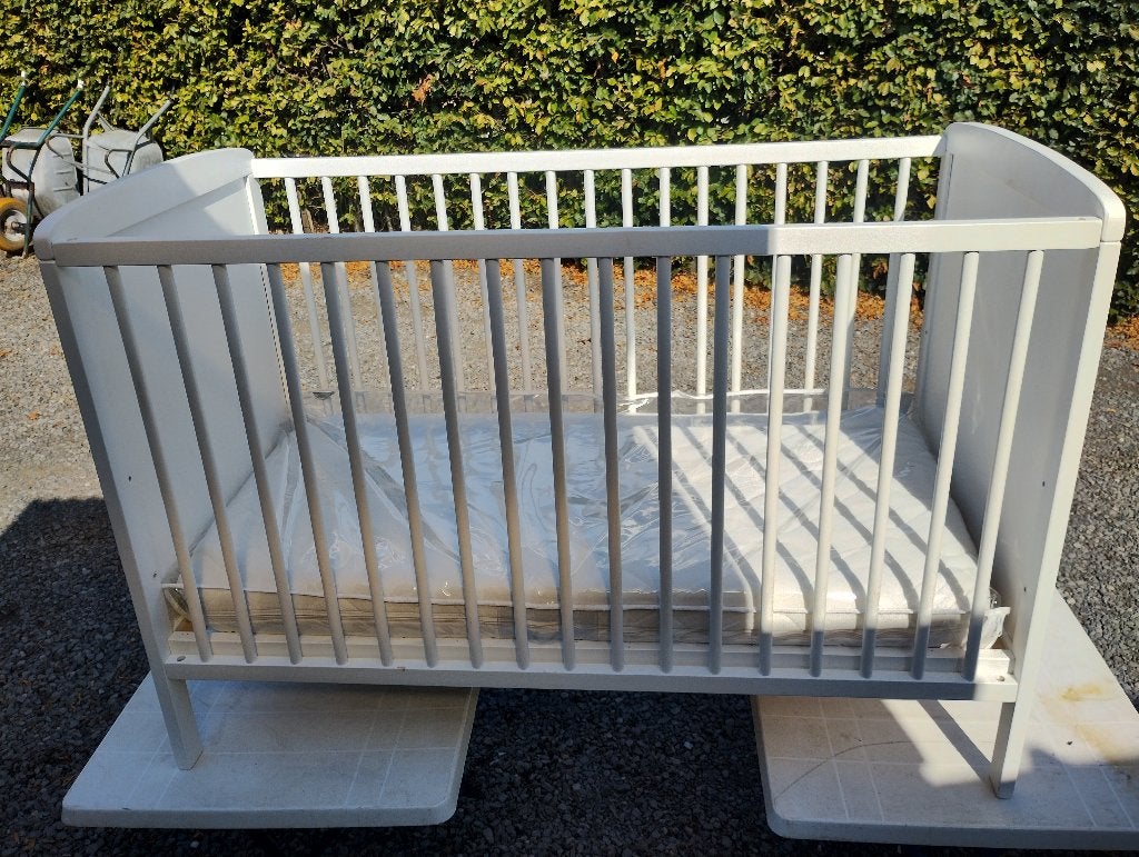 Kinderbedje wit, Kinderen en Baby's, Kinderkamer | Bedden, Zo goed als nieuw, Minder dan 140 cm, Minder dan 70 cm, Ophalen